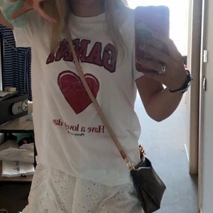 Ganni T-shirt  - Jätteskön och snygg ganni t-shirt😍 den är strl xxs men är rätt oversized o passar typ xs o s. Finns inte på gannis hemsida längre. Köpt på Åhléns gör 845. Frakt tillkommer