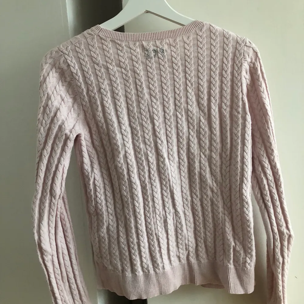 Rosa kablestickad tröja från Odd Molly. Storlek 0 (xs). Sparsamt använd, fint skick. Nypris 1200 kr.. Neuleet.