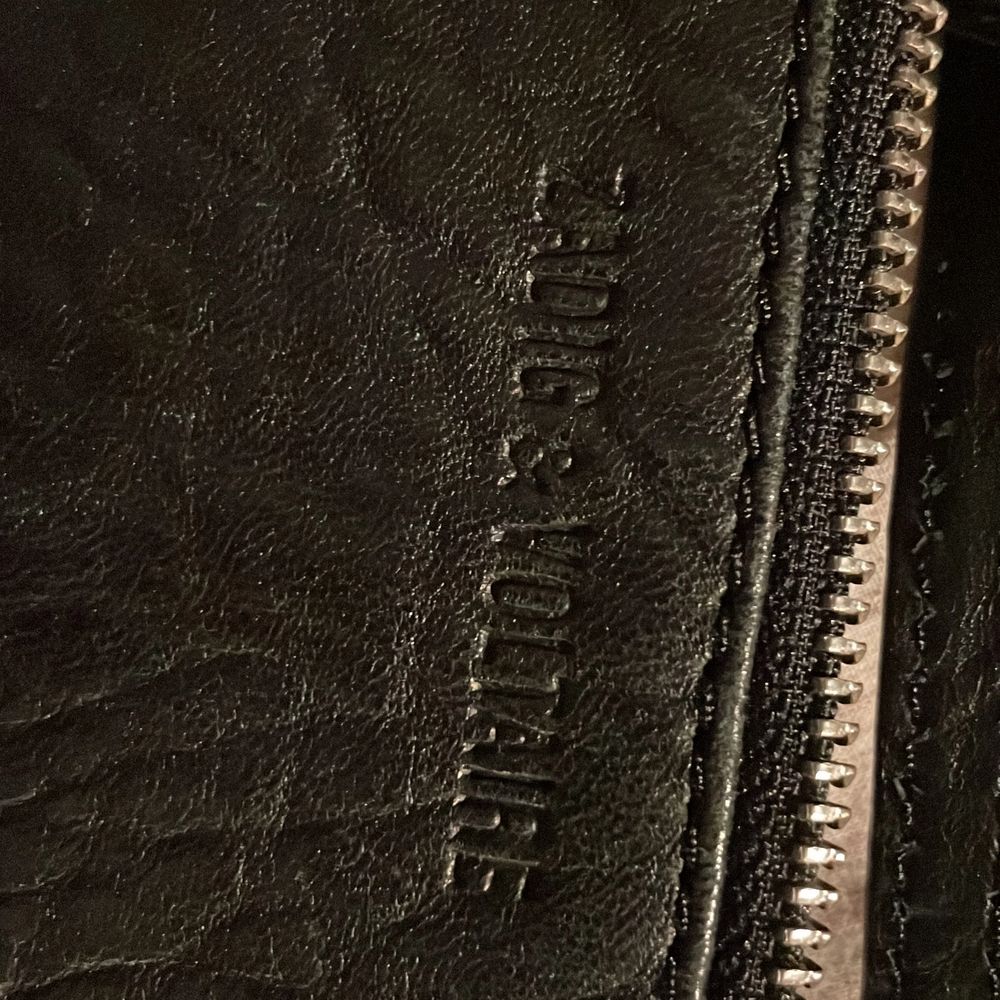 En vidage Zadig & Voltaire väska så cool och fin! Användes mycket för år sen men känns som en helt ny. Kostade 2500 i Zadig butiken 2016 säljer dem nu för 800 pågrund av vintage.. Väskor.