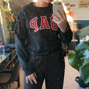 Gap sweatshirt - Svart sweatshirt från GAP i storlek M. Jättebra skick och passar oversized på någon som har typ xs-s. Skriv för fler bilder eller frågor💜🤛🏻