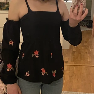 Söt blus/topp. - Ganska stor i storleken då banden är lite långa. Strl 146-152 men har inte passat mig förrän nu och nu är jag Xxs/xs. Dock känner jag inte att den kommer till användning. Använd fåtal fåtal gånger så väldigt fint skick. Nypris 130kr!