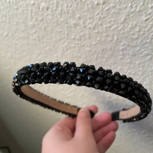 Svart diadem - Säljer detta svarta diadem då det inte kommer till användning längre💓75kr+frakt