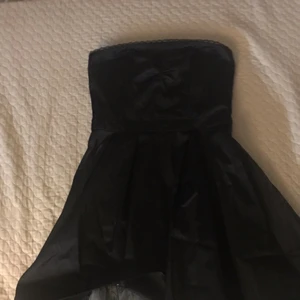 Kort svart/vit klänning  - Tjock material, har aldrig blivit används, inga fläck eller hål. Till knäet på mig som är M (längd).