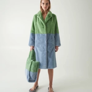 Stand Studio Maribel Coat - INTRESSEKOLL! Jättefin blå/grön kappa från Stand Studio, så varm och skön nu till vintern. Storlek 34 och sitter oversized på mig som är en XS. Köpt för 3200 kr i Köpenhamn för ca 2 år sedan. Välanvänd men fortfarande i väldigt bra skick. De två första bilderna är lånade, den tredje är min egen. Kom med bud✨