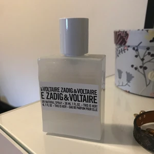 Zadig & Voltaire parfym - Nästan oanvänd parfym, luktar jättegott. På andra bilden kan ni se hur mycket av den som är använt. 30 ml. Nypris 600kr FRAKT INGÅR