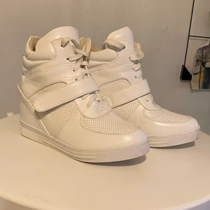 Klackar Skor - Hej!! Säljer dessa skor med en klack💞 Har aldrig använt cond:10/10💞 Säler pågrun av att de är försmå för mig💞