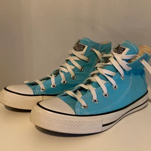 Converse – Chuck Taylor – All Star  - Hej! Säljer dessa blåa höga Converse💞 Använt en gång och är i nyskick cond:9,5/10💞 Nypris är 600-700 kr💞Skriv om du undrar något eller vill ha mer bilder
