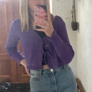 Lila kofta  - Säljer min lila kofta ifrån monki, endast använd ett par gånger. Köparen står för frakt.💜