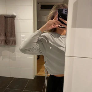 grå topp från Zara med knytning  - långärmad topp från zara med justerbar snörning på båda sidor🤍 använd fåtal gånger, fint skick! 