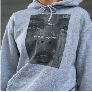 Emplece hoodie - Bra skick, har haft den i ett halvt år nästan alldrig använt💕⚡️ säljer eftersom den är för liten för mig tvyär❤️ den är storlek S men passar även xs. Köpte: 500kr💕⚡️🎸