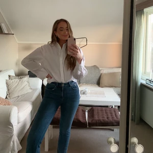 Filippa K jeans, XS  - Så himla snygga och sköna jeans ifrån Filippa K. Storlek XS, i tvätten ”Stella” Jeansen är i storlek XS, men jag är normalt en 36/38 och dessa passar mig utmärkt! Dom är otroligt stretchiga, samtidigt som dom inte heller sitter snortajt utan snyggt! Jeans i stuprörsmodell, men i väldigt bra kvalite! 💕Använda, men i väldigt gott skick!💕