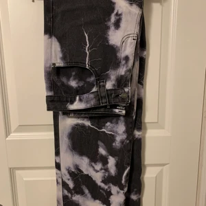 Jeans - Ett par unika jeans från JADED LONDON. Köpta men tyvärr för liten storlek för mig. Inga slitage eller missfärgningar då jeansen är så gott som nya. Nypris 800kr