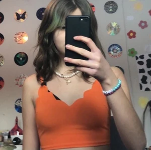 Orange croppat linne  - Säljer detta oranga croppade linne med lite detaljer. I fint skick men säljer pga att de är lite litet. Om annan frakt önskas fixar jag det. 