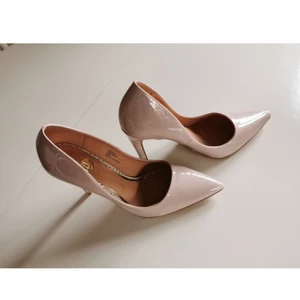 River island högklackade skor, beige - Väldigt fin River island högklackade skor i beige/rosa färg stl: 36 Fint skick