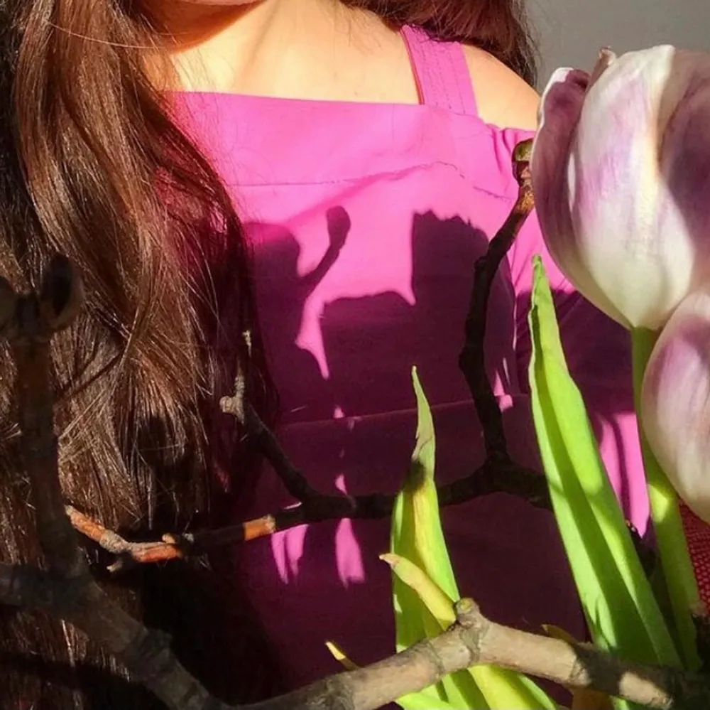 Rosa-Lila tröja med cool passform, färgen är mest lik på första bilden! . Blusar.