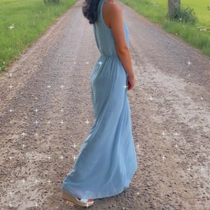 Blå klänning - Hej! Jag säljer min balklänning med öppen rygg från 9an som är endast använd 1 gång. I färg: ljusblå. Priset kan diskuteras. Från Nelly.