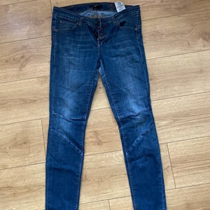 Mörkblåa lågmidjade jeans - Knappt använda, passar mig som har S-M på byxor 