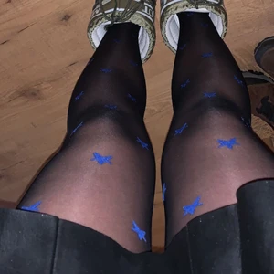 Strumpbyxor med stjärnor - Intressekoll på dessa strumpbyxor med blåa stjärnor som jag köpt i paris!!! Helt oöppnade då jag köpte två stycken, de är i storlek m-l och är verkligen supersnygga, men har redan ett par och därför funderar jag på att sälja dessa. Om du är interreserad skriv till mig privat 💕💕