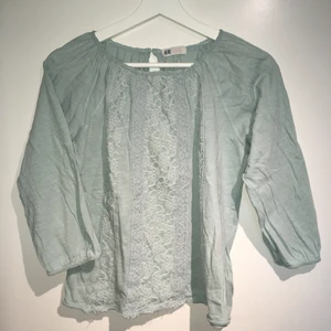 Söt ljusgrön blus - Ljusgrön blus med stickat mönster på framsidan. Köpt på H&M. Väl använd men fortfarande i bra skick. Den är i barnstorleken 158/164 men passar även som en liten S. 