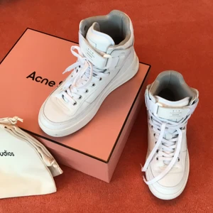 Acne Babila sneakers - Coola Acne Babila sneakers höga. Endast använda 2 gånger. Storlek 41. För stora för mig. Ganska stor 41a… Nypris typ 3600 kr.