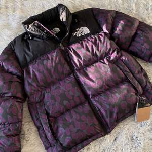 Säljer jätte fin The North Face jacka som aldrig kommit till användning. Nypris 2999 kr #äkta [Gravity Purple Leopard Print] . Storlek L i dam, passar mig som är 170cm lång och vanligtvis S/M i toppar. L är perfekt för en lite oversized look. 