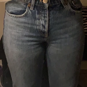 Mid rise- ZARA jeans - Jätte fina blå ZARA jeans i storlek 34. Sitter otroligt bra. Knappar vid gylfen. Lågmidjade och går ner till marken. Sälje för 150kr