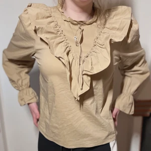 Kråsskjorta blus  - Nyskick! i storlek M , från ginatricot, Finns även en likadan fast svart i storlek M.