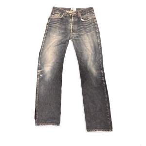 Säljer nu ett par vintage D&G Wide Jeans storleken är 46 men skulle säga att det passar mer 48, aningen mer grå på bild men denimblå i verkligeheten (kolla instagram) skriv gärna vid frågår😊