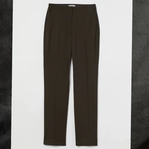 Kostymbyxor  - Mörkgröna raka kostymbyxor från h&m, aldrig använda och har alla lappar kvar. Säljer för att dom är för små. 