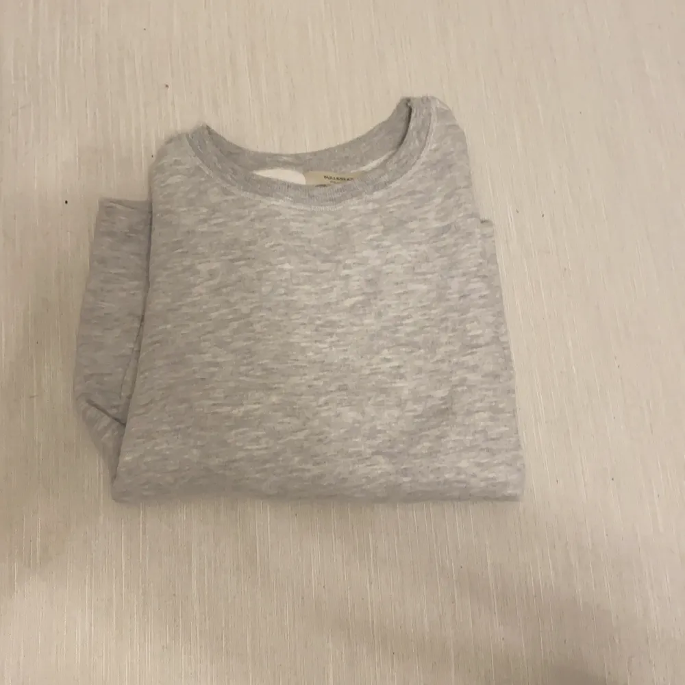 grå tröja från pull &BEAR i xs . Tröjor & Koftor.