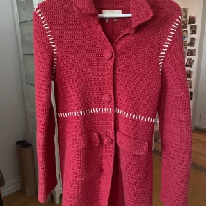 Odd Molly, kofta - Vacker, stickad kofta från Odd Molly. Lite använd så den är i mkt gott skick. Den är hallonröd. 