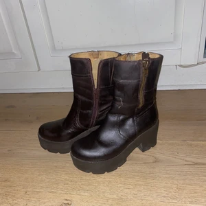 Johnny bull chunky boots  - Johnny bull midcalf chunky boot i brunt läder ! Fint skick ! Nypris 1780 :-  mitt 9pris 500:- kan diskuteras:) vi kan dela på leveranskostnader! Vare sig vi möts  eller skickas 