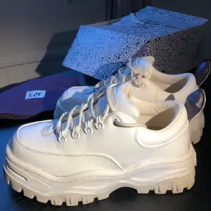 Eytys angel patent white✨Storlek 39. Fint skick, knappt använda. Nypris 2799kr🌸 Finns att hämta i Helenelund (Stockholm) annars kan jag även frakta men då står köparen för frakten☺️