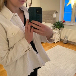 Skjorta i manchestertyg - Snygg skjorta i manchestertyg från zara, i bra skick, i storlek xs, köparen står för frakten