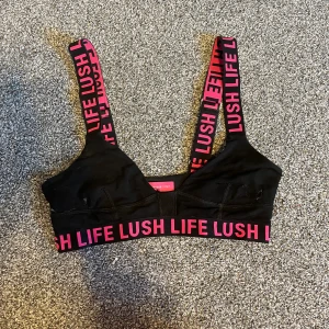 Zara Larsson X HM - Topp från Zara Larssons kollektion med H&M. Använd men i bra skick, köptes 2017. Se sista bilden, sånt finns lite här och var på plagget men är säkert något som att går att plocka bort. Tvättade den efter bilderna är tagna så är inte lika tydliga nu men finns fortfarande där. Storlek 36. Kan mötas upp annars står köparen för frakten, priset för frakten beror på vad för påsar det finns att välja mellan på PostNord. Finns på fler sidor. 