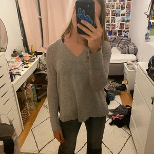 Tröja zara  - Finstickad grå tröja från Zara, jättefin slits längst ner💘 Lite nopprig men annars väldigt fint skick! 