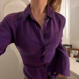 Fest topp - Lila figursydd blus/skjorta med långa ärmar, metallic färgad som de två sista bilderna😊