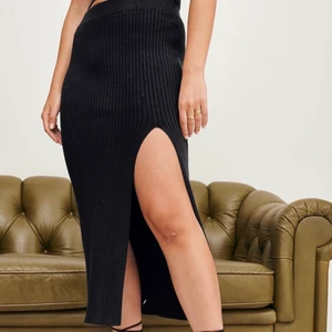 Ribbstickad midikjol - Säljer denna ribbstickade midkjolen då den inte riktigt var som jag förväntade mig, bara testad alltså är den i nyskick. (Köpare står för frakt)