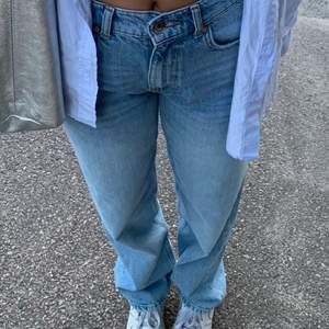 Ljusblåa mdwaist jeans från Gina! Strl 36 sitter fint och långa i benen!🙌🏼 jättebra skick