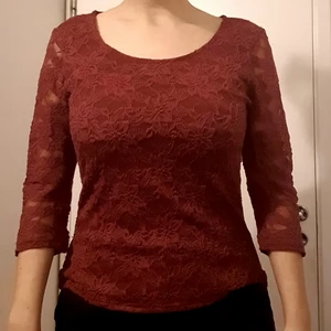 Spets tröja (vinröd) - Väldigt bra skick, den kan troligtvis passa även om man brukar ha storlek L. 