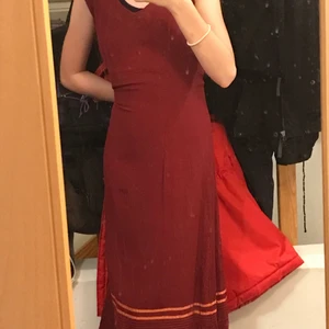 Jättefin klänning! - Säljer en jättefin klänning som passar perfekt till julen men tyvärr så är den förstor! Den är knappt andvänd men ja kommer inte riktigt ihåg vart den kommer ifrån) köparen står för frakten