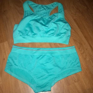 Bad bikinis  - Använda typ en gång, dem är blå gröna, storlek S men passar även M 