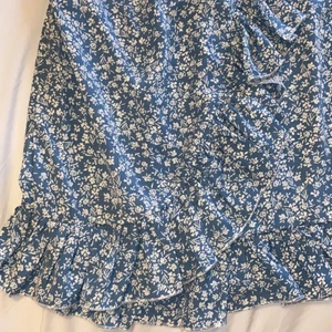 Oanvönd kjol - En oanvänd och jättefin kjol i nyskick💙 Passar dig som bär XS-S eller 34/36 i kläder då den är liten i storlek, Kjolen kan knytas ifall du vill ha den tightare runt midjan🤍 Inga defekter, hål, smuts eller liknande💙