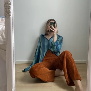 Levis manchesterbyxor - Skitsnygga bruna Levi’s manchesterbyxor. Har en jättesnygg passform. Passar mig som är 169cm lång. Perfekt till 70tals looken!