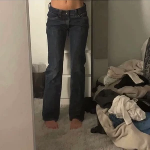 crocker y2k vintage jeans - super snygga crocker jeans som jag nyss köpt på plick. Tyvärr för små för mig. (Bilder lånade från förra ägaren) Bra skick förutom en liten ”defekt” på vänster ben eller påbörjad reva eller vad man nu ska kalla det. Kan skicka bild på det vid intresse. Köparen står för frakt. ❤️