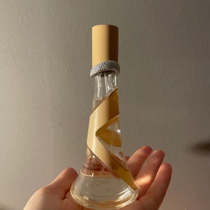 Rihanna parfym - nude  - Säljer nu denna helt nya parfym från Rihanna, det är hennes ”nude” parfym i 30ml, Har dock inte kvar kartongen men själva parfymen är i nyskick och helt oanvänd, frakten är 53kr eller 66kr spårbart, gåva och postbevis ingår alltid 🤍