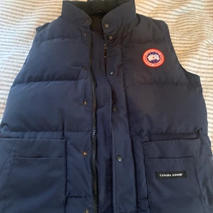 Canada Goose väst - Canada Goose freestyle crew vest                                                Storlek M, Mörkblå, i mycket bra skick                                                                                           Den är köpt ny i höst men den används inte längre. Påse och tags finns kvar men inte kvitto. Kan skicka mer bilder om de önskas                                                                                    Kan frakta mot bekostnad
