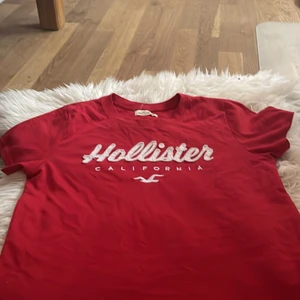 Röd hollister california T-shirt strl S - Jag säljer en röd hollister tröja som jag knappt har använt. Köptes för ca 200 kr och kommer sälja lågt för att se om jag ska starta en budgivning. Plus att köparen står för frakt ca 45. (Strl S)  