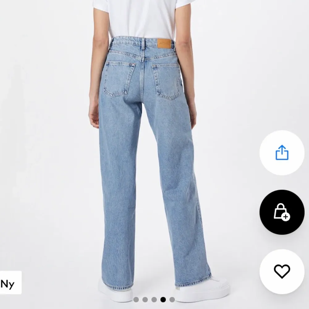 Säljer mina blå monki jeans ”YOKO” heter modellen. I storlek 40 som är M/L. Har sytt upp byxbenen lite grann men syns knappt, är 160 passar både kortare och längre🤍 PRIS KAN DISKUTERAS. Jeans & Byxor.