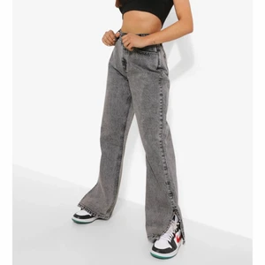 Petite gråa jeans  - Jeans för boohoo med slitsar och petite storlek. Storlek 38 men skulle säga att dem mer är som en 36. Endast testade alla lappar kvar. Orginalpris 630kr. Jag är 1,58 cm 